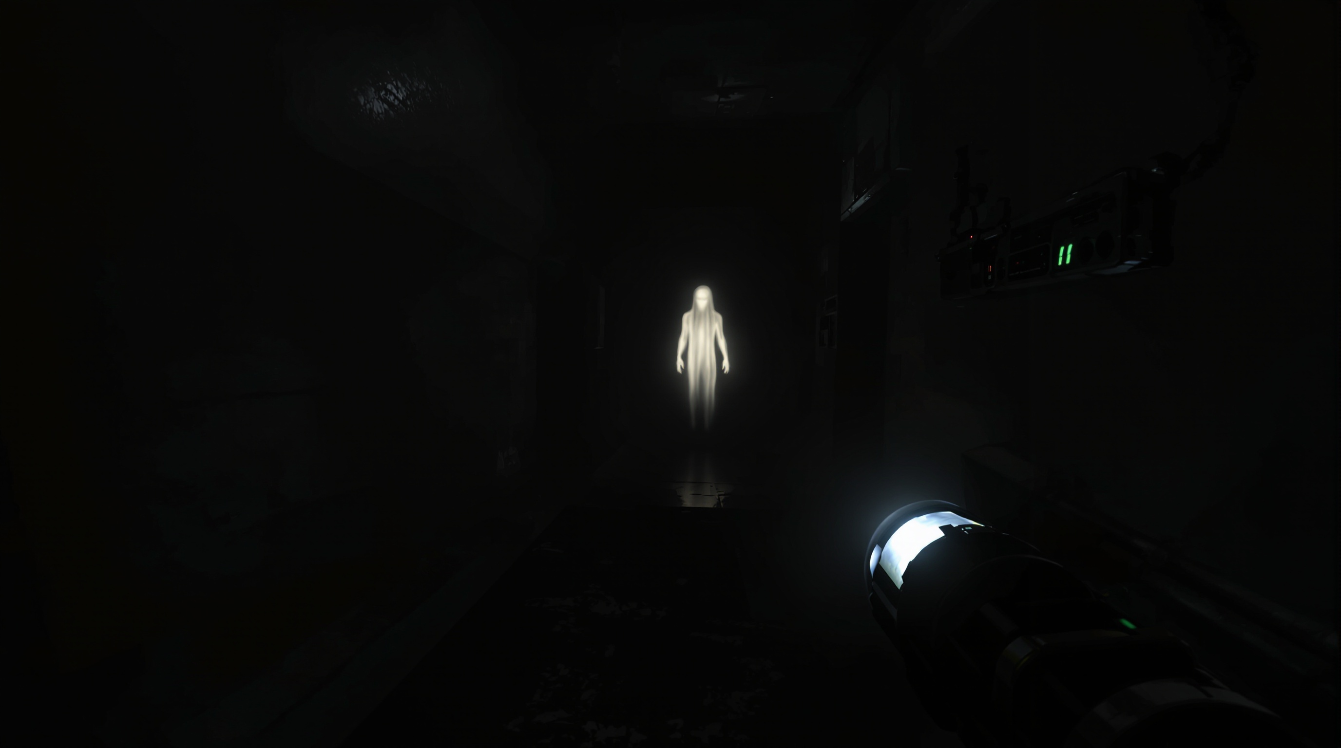 Investigadores usando el lector EMF y la cámara en un pasillo oscuro en Phasmophobia