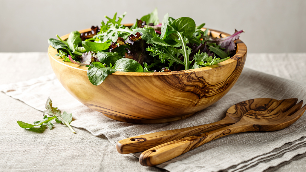 Edle Olivenholz-Schüssel mit frischem Salat für stilvolles Servieren
