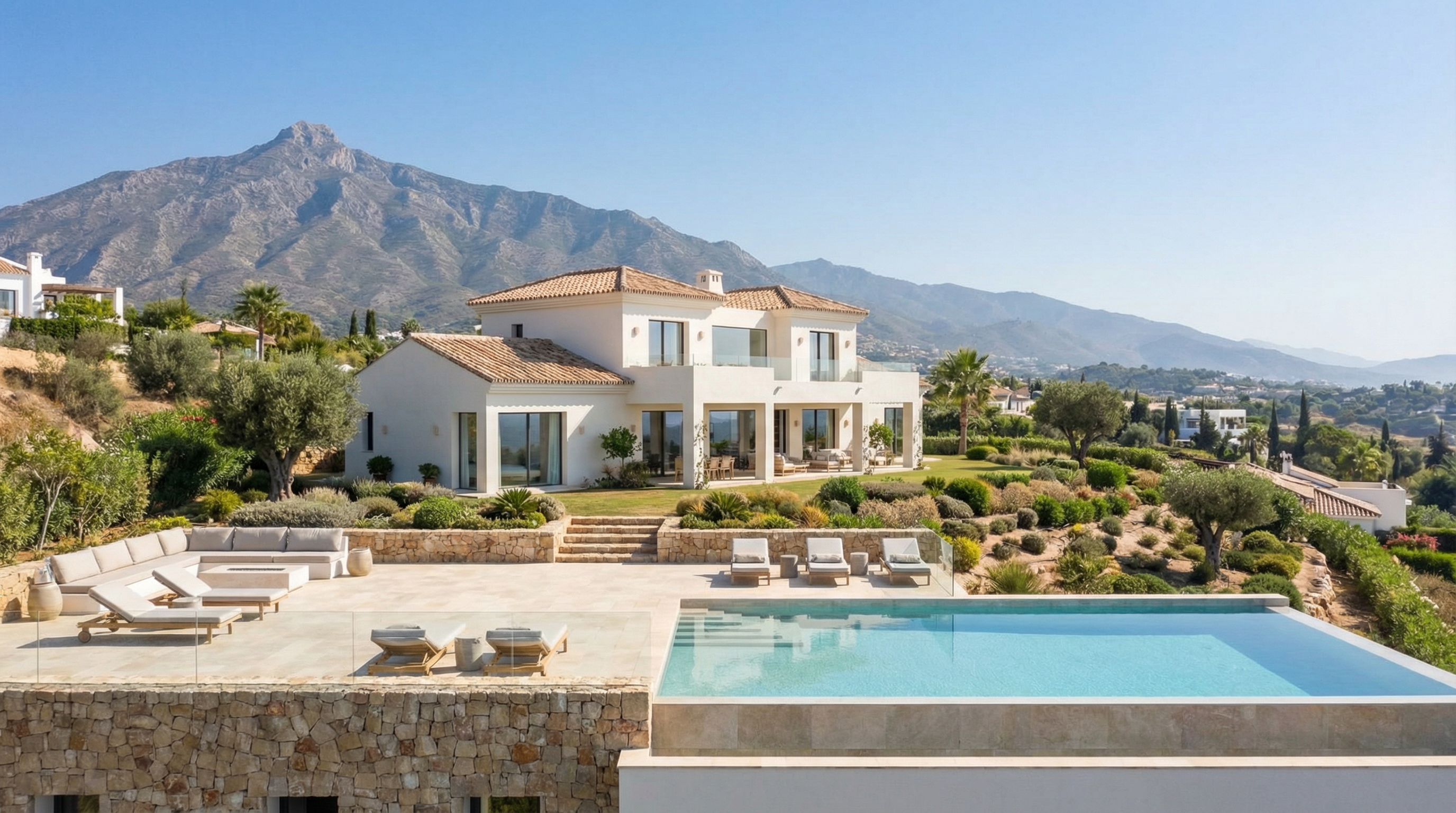 Une villa méditerranéenne moderne sur la Costa del Sol présentant une architecture élégante, des jardins luxuriants et une terrasse extérieure sereine sous un ciel bleu éclatant.