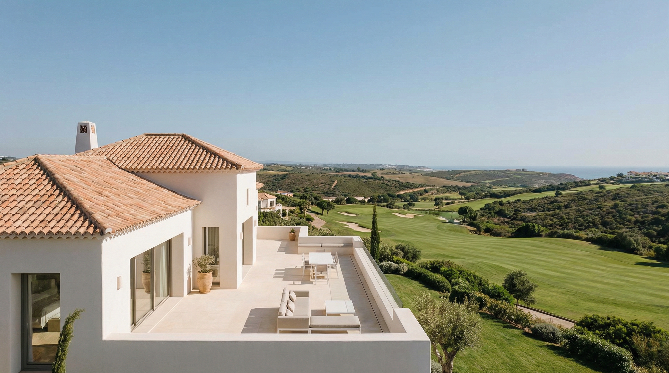 En moderne middelhavsvilla på Costa del Sol med elegant arkitektur, frodige haver og en rolig udendørs terrasse under en levende blå himmel.