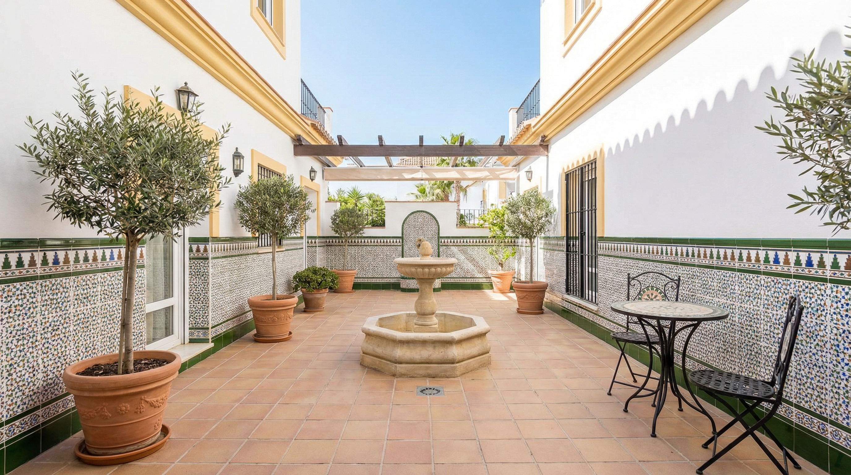 En moderne middelhavsvilla på Costa del Sol som viser elegant arkitektur, frodige hager og en rolig utendørsterrasse under en levende blå himmel.