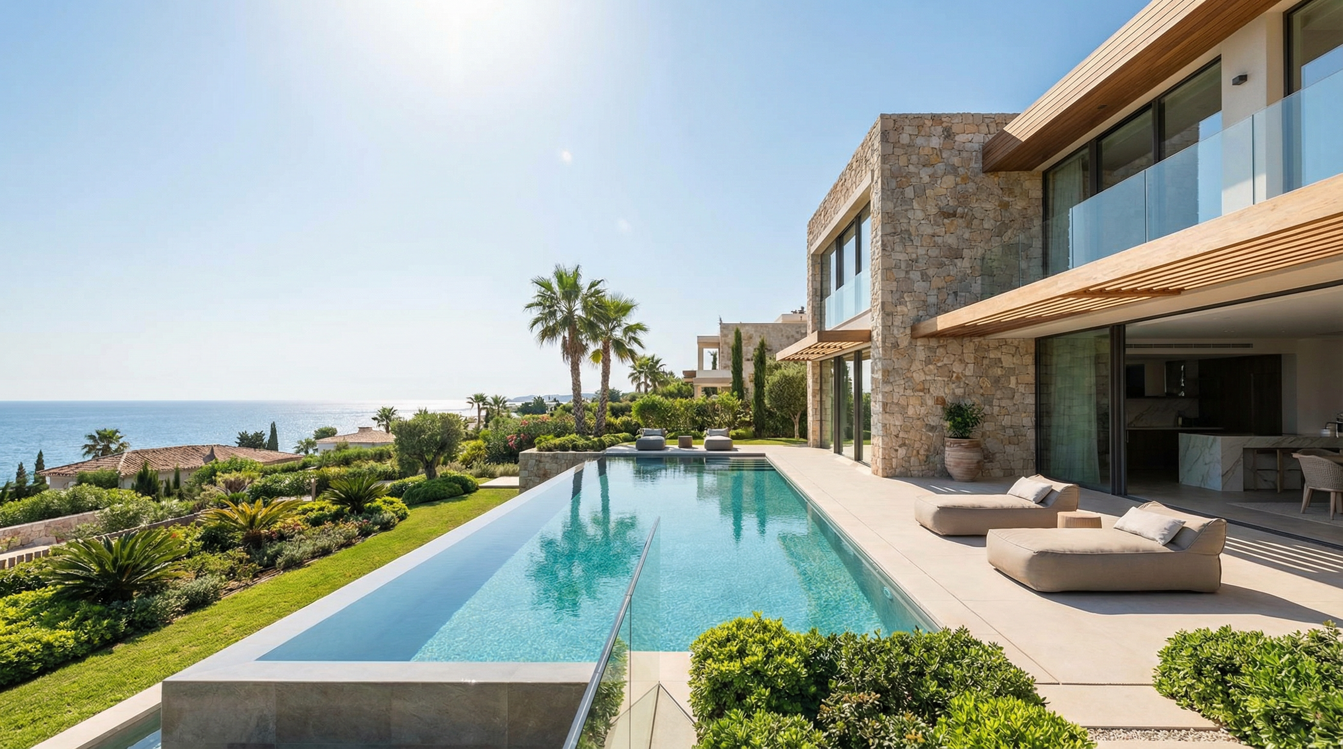 En moderne middelhavsvilla på Costa del Sol som viser elegant arkitektur, frodige hager og en rolig utendørsterrasse under en levende blå himmel.