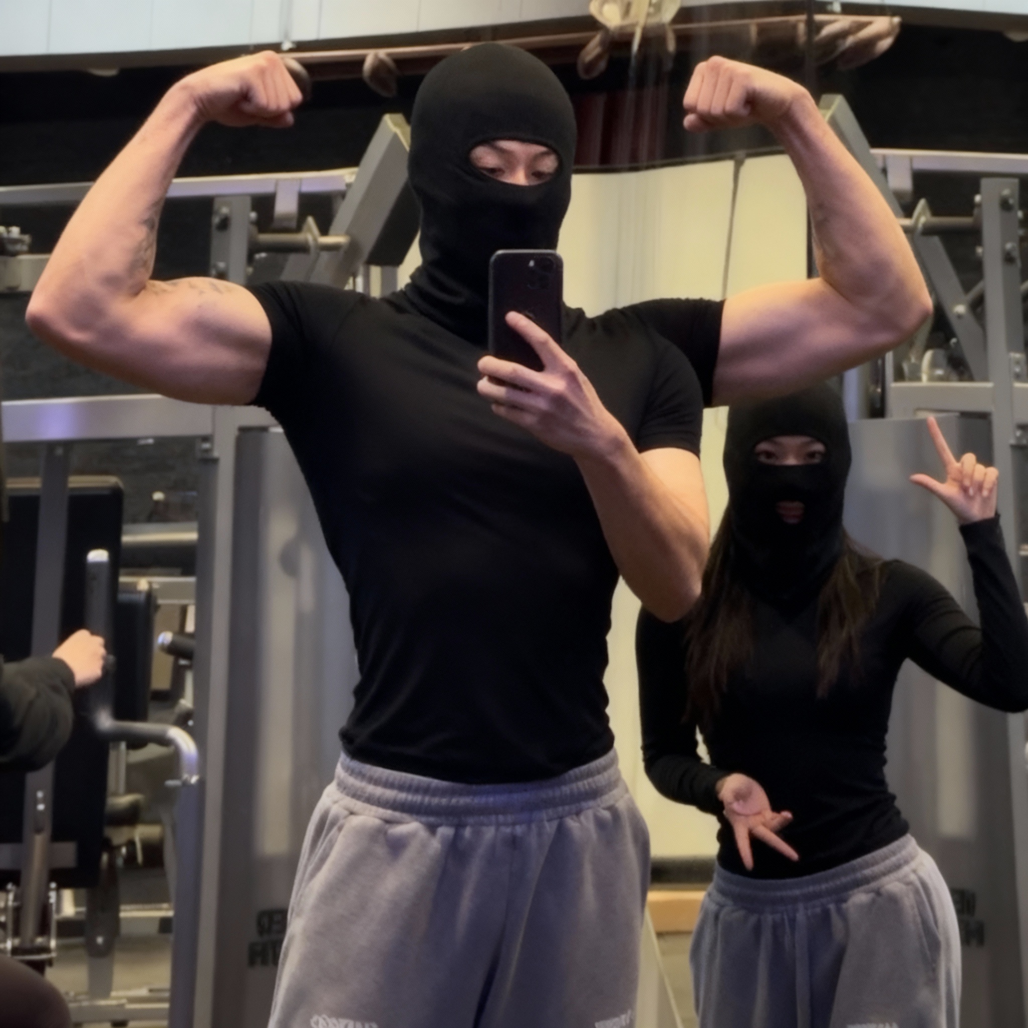 est-ce-que-tu-peux-me-faire-flex-le-biceps-et-si-w3ymcvmlmb