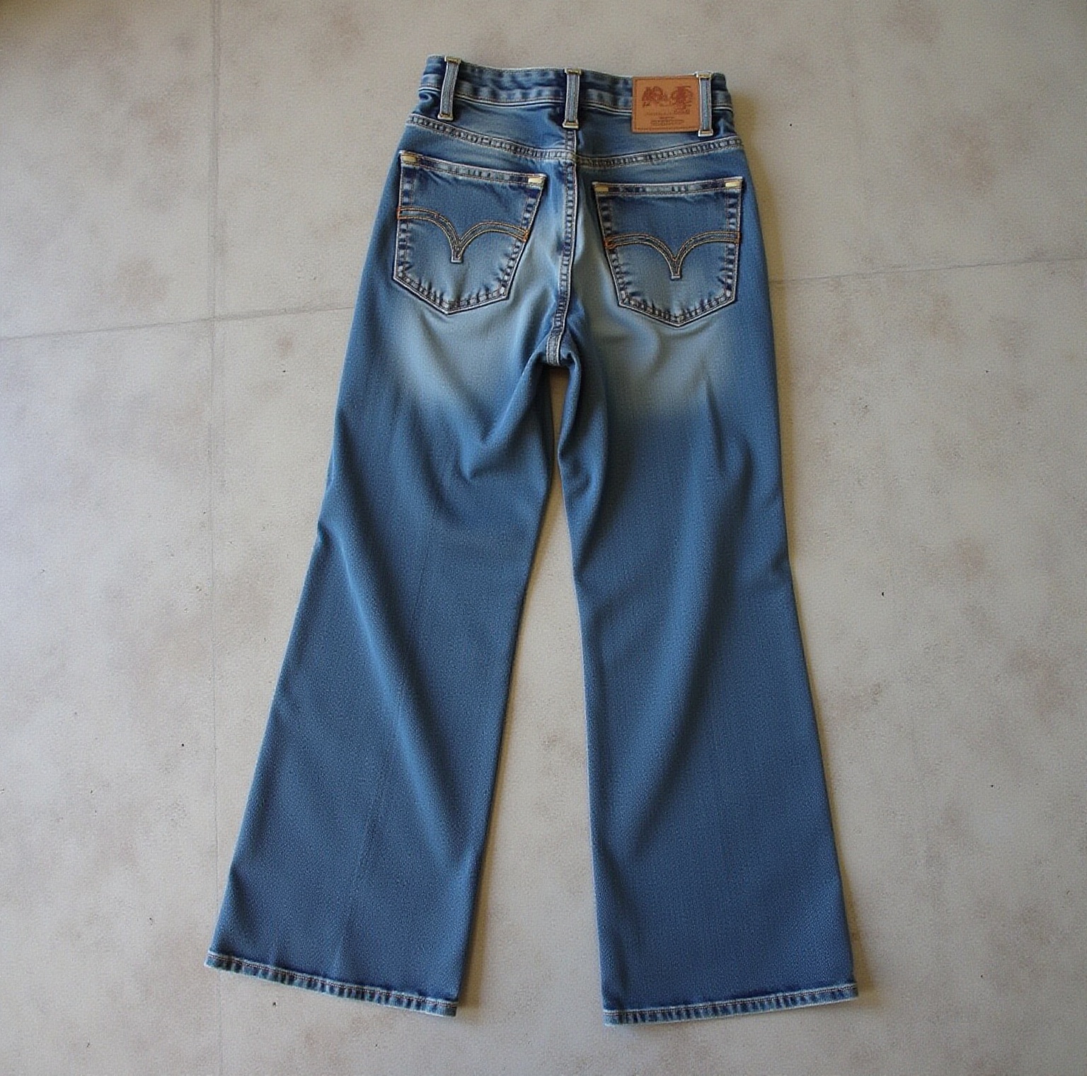 lass-diese-hose-von-einem-blonden-madchen-tragen-twlda4ob55