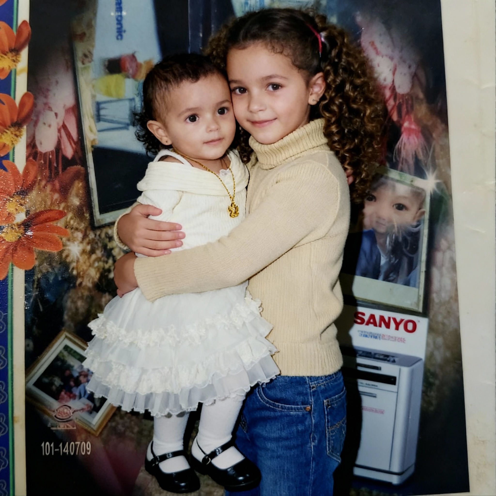 ajal-alftatyn-alty-ala-alswr-yqmn-bhdhn-badh-whtfz-03qmrolav