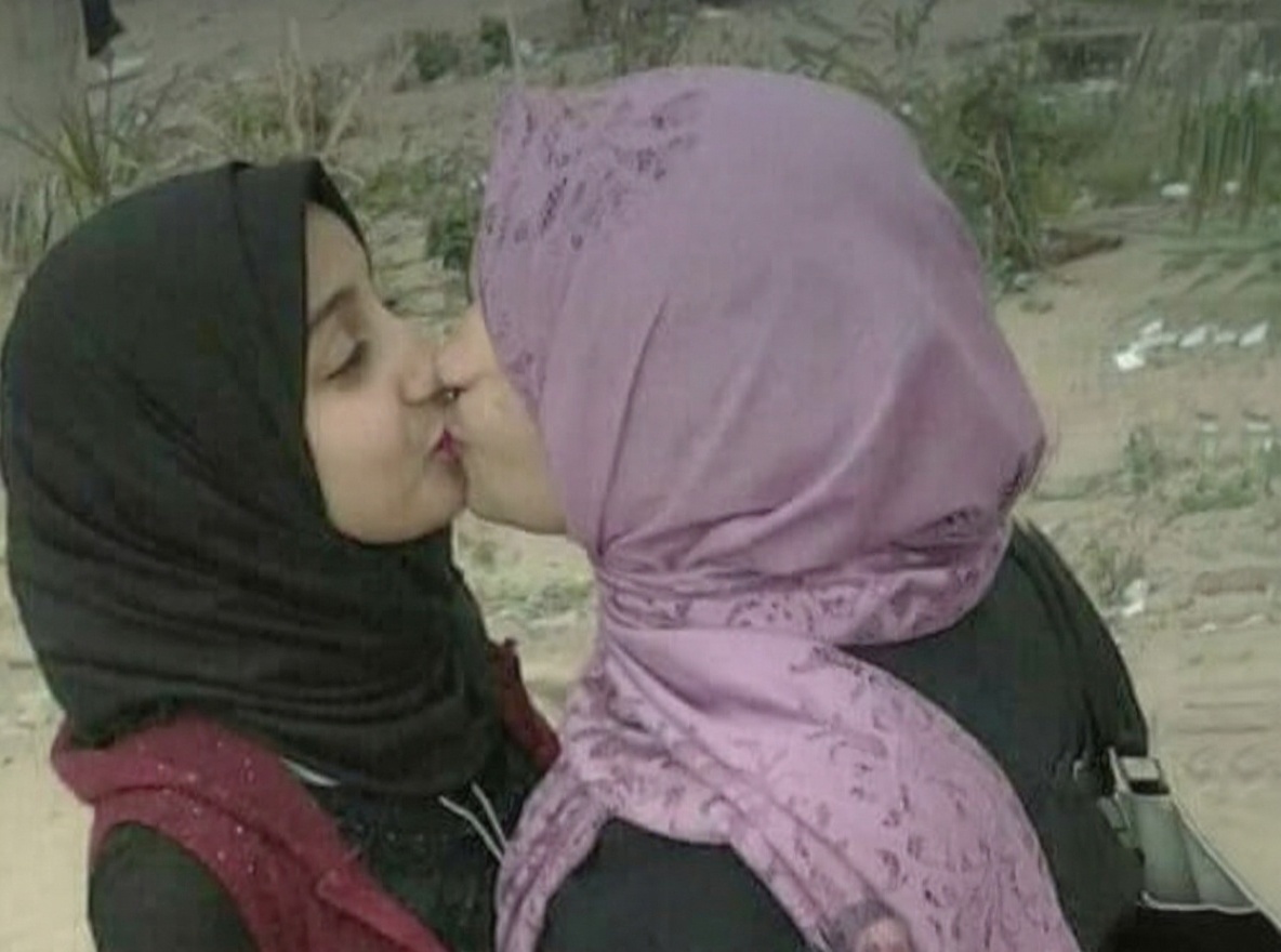 kissing-tounge-akre8jtpt6