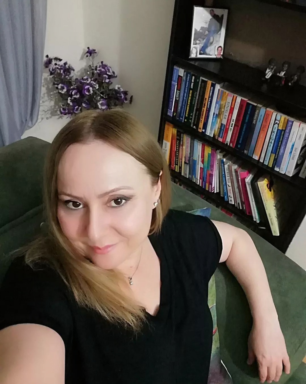 bu-kadin-zenci-bir-adamin-kucagina-otursun-49uu2xxodn