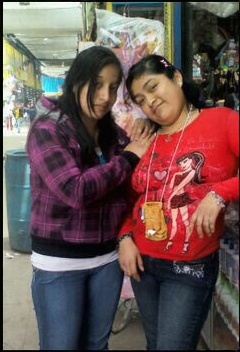 the-spanish-phrase-las-dos-chicas-se-besan-3o9zp6hz0t