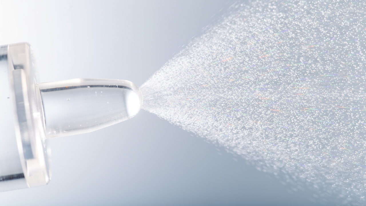 Nasal spray releasing fine mist