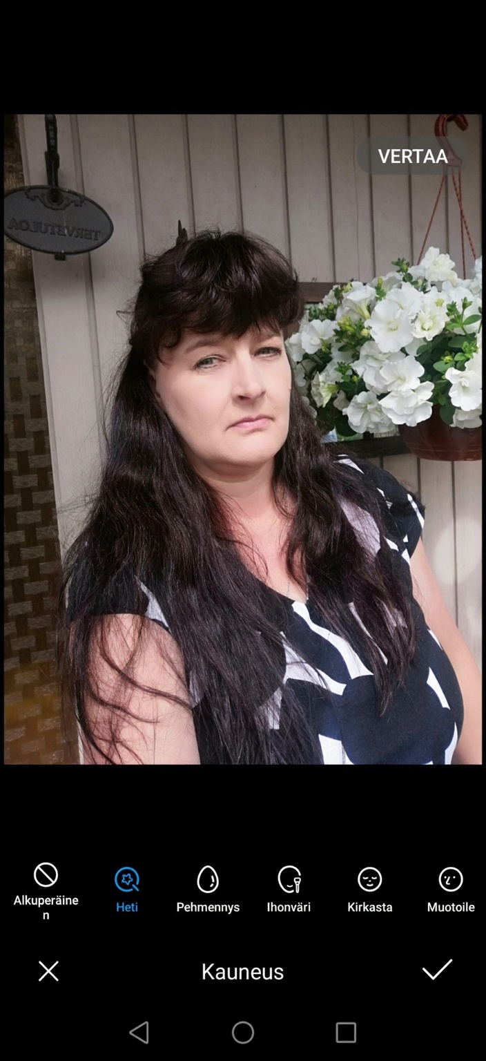 tee-naisesta-kuningatar-hienossa-punaisessa-tdd8aecclo