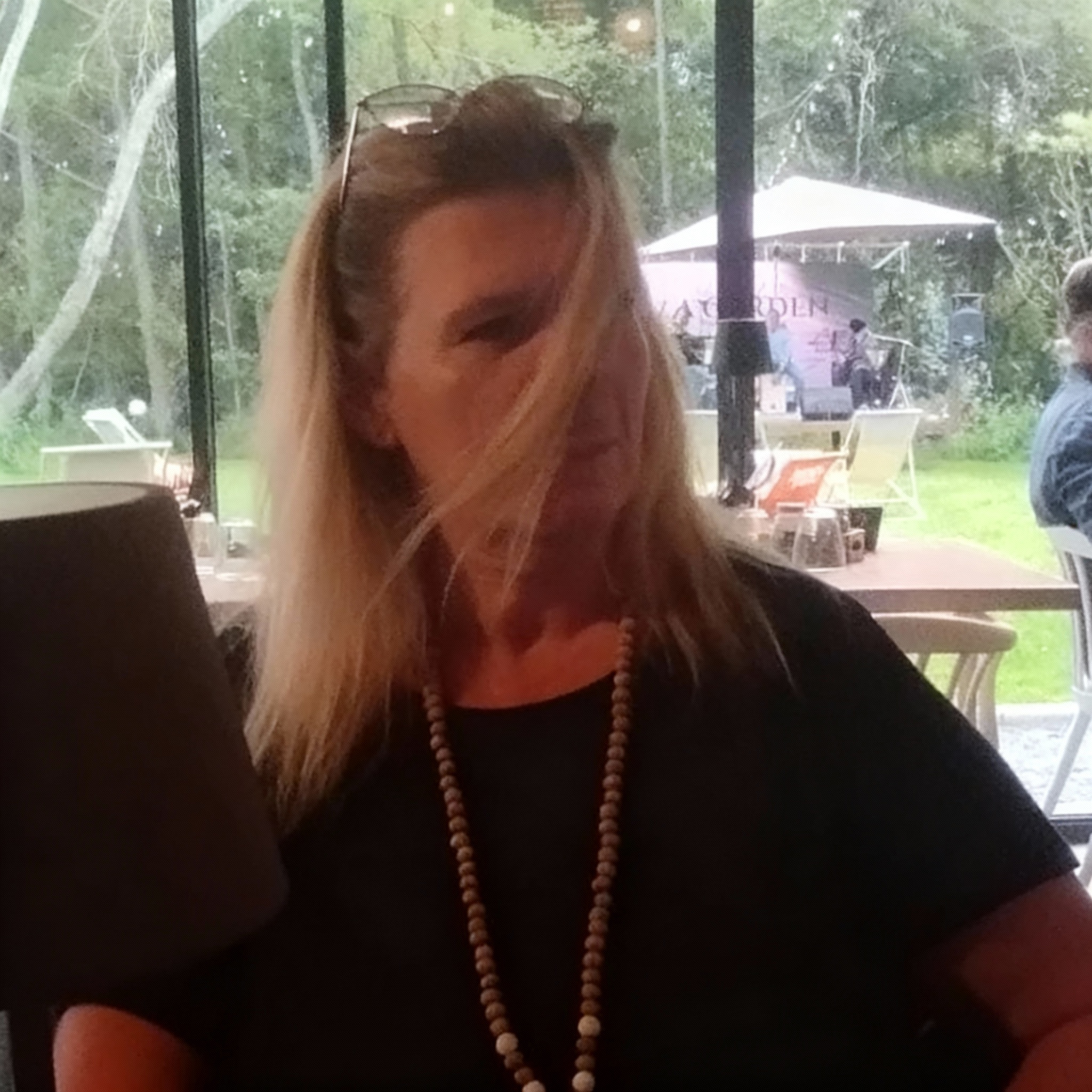 masque-un-peu-plus-le-visage-de-cette-femme-en-zqgsvmwd1n