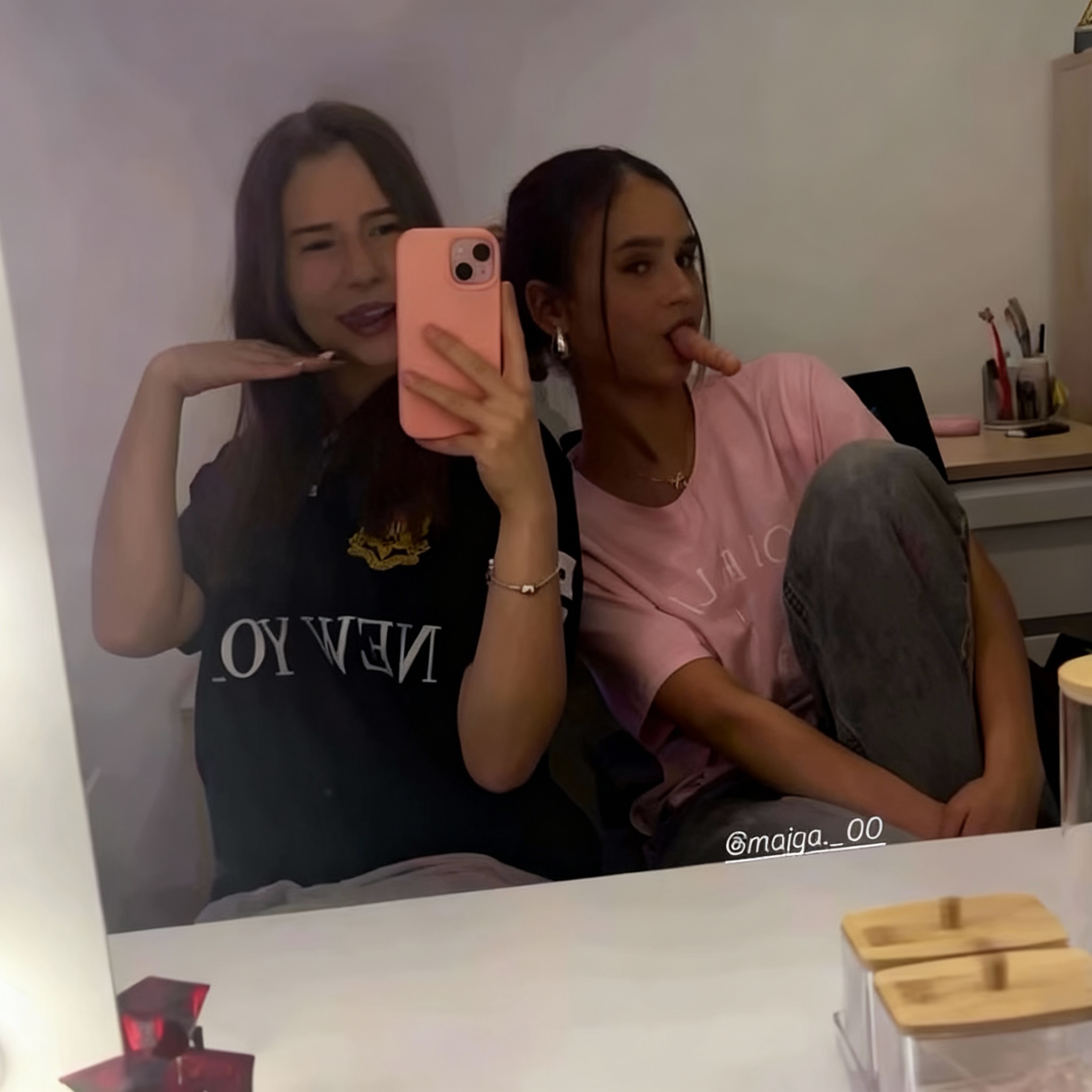 ta-w-rozowej-koszulce-bierze-kutasa-do-buzi-evkde2jdoj