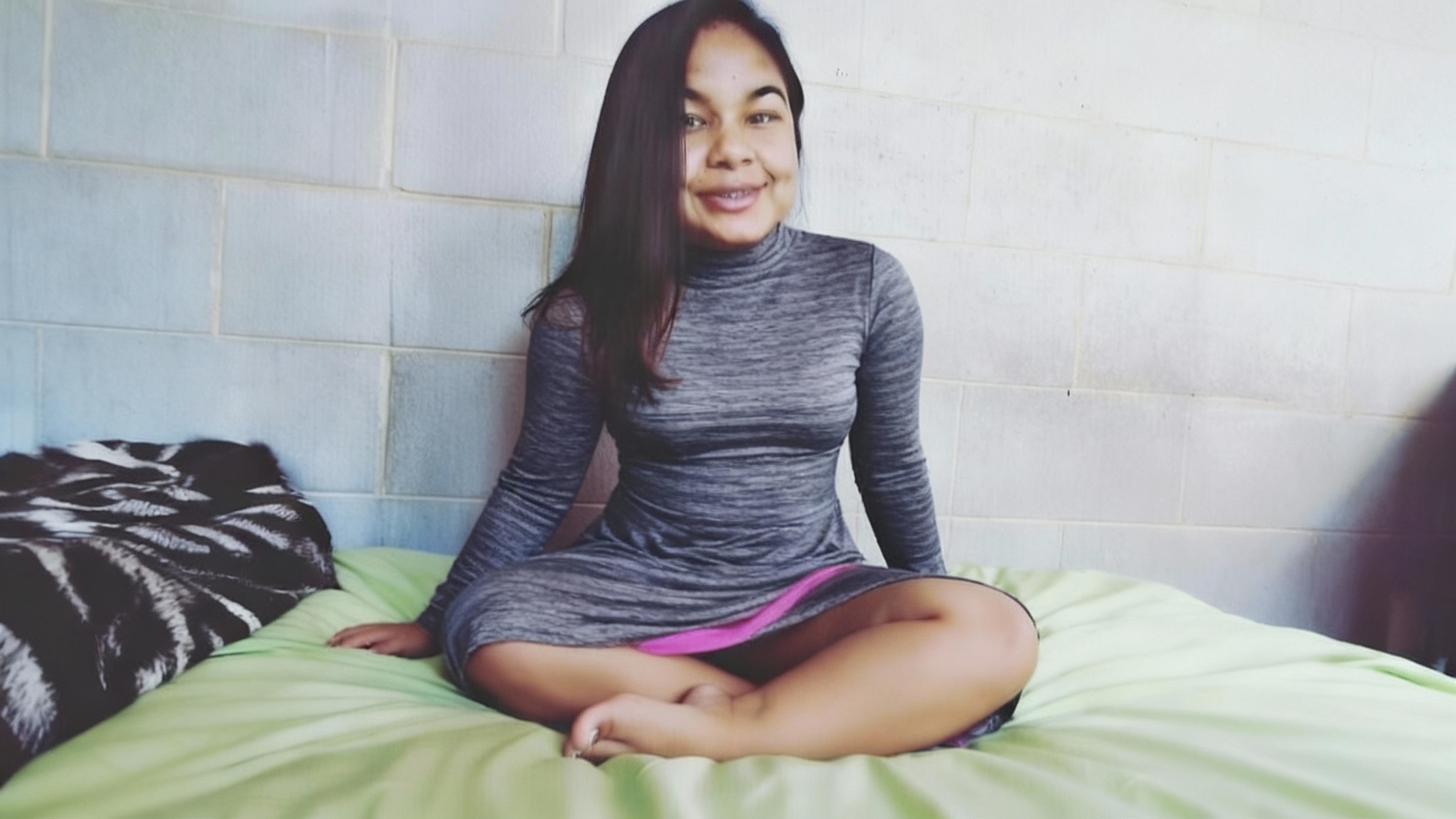 remova-a-roupa-da-mulher-na-foto-mostrando-o-corpo-hgoyc9p1w-2