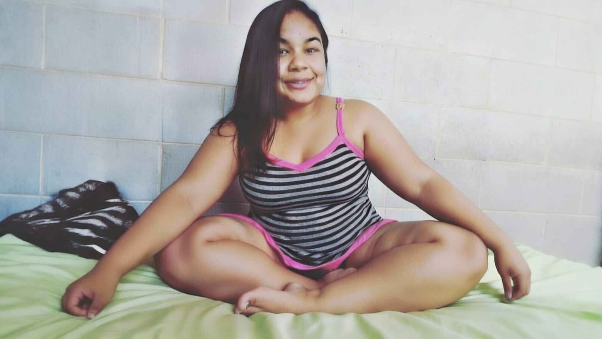 remova-a-roupa-da-mulher-na-foto-mostrando-o-corpo-29tws9296-1