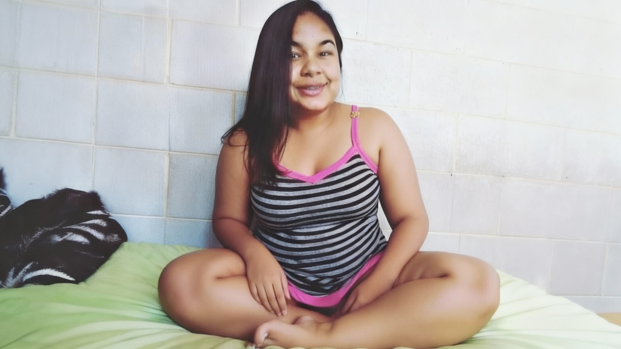 remova-a-roupa-da-mulher-na-foto-mostrando-o-corpo-29tws9296-2