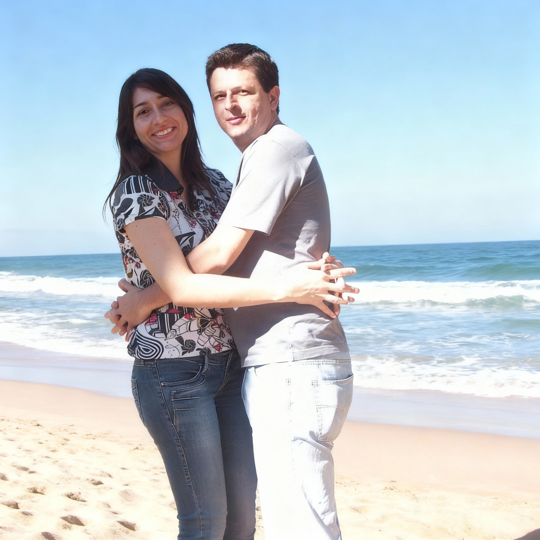 eles-estao-namorando-na-praia-na-beira-do-mar-3rpifz3u4u