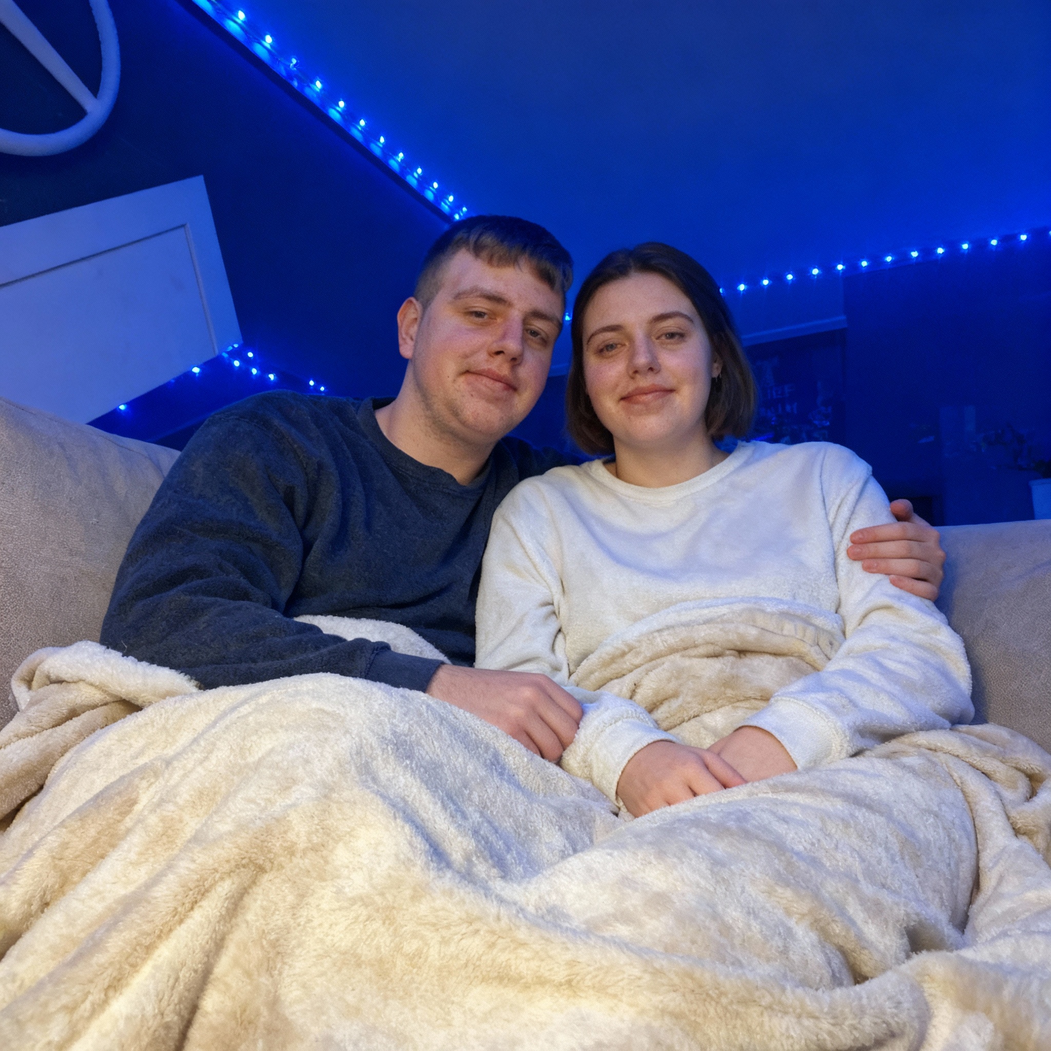 samen-op-de-bank-onder-deken-in-huispak-als-een-rkt7y0ty01