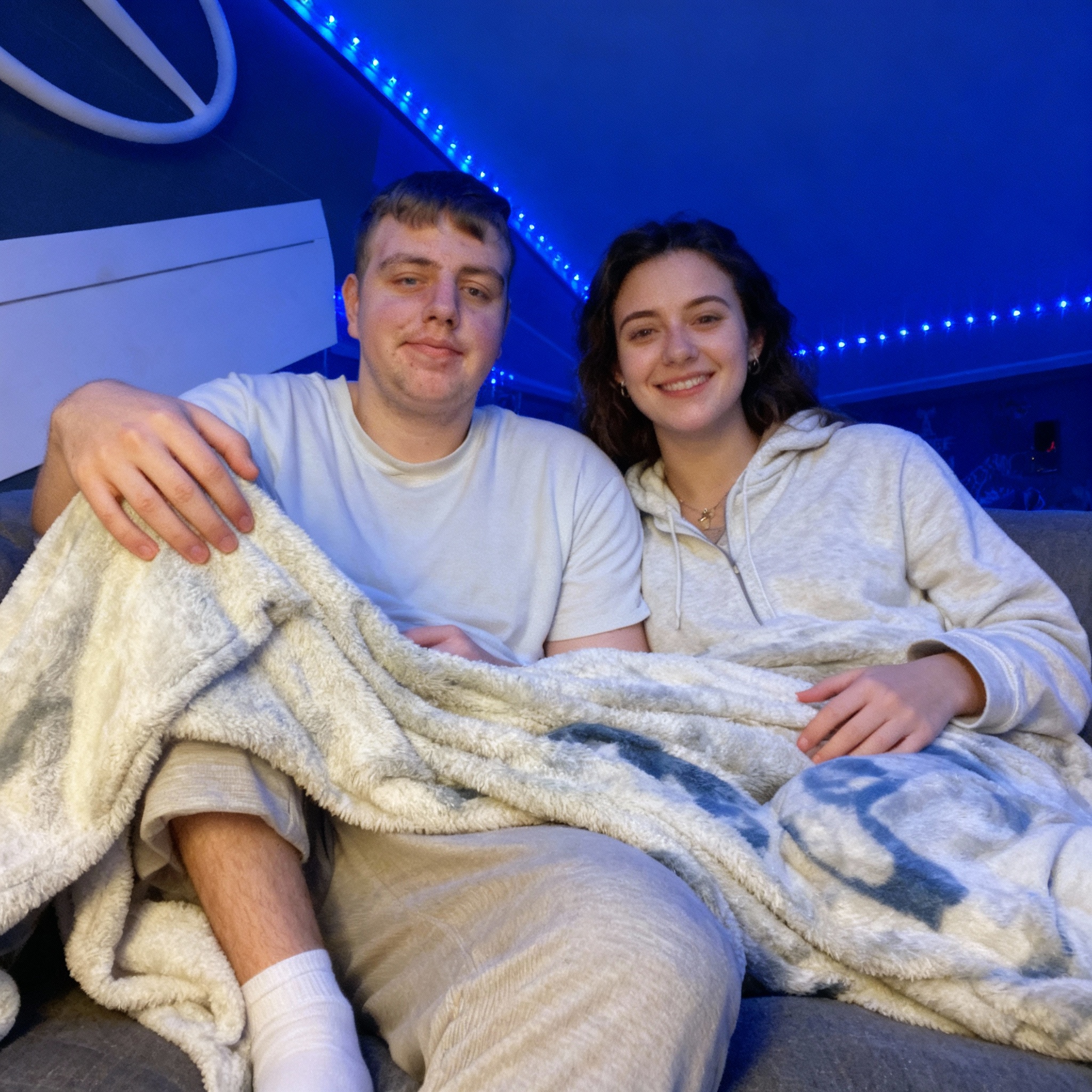 samen-op-de-bank-onder-deken-in-huispak-als-een-ixevnwuqh1