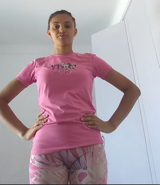 a-un-gros-ventre-de-9-mois-de-grossesse-de-jumeaux-e6sepw9wp