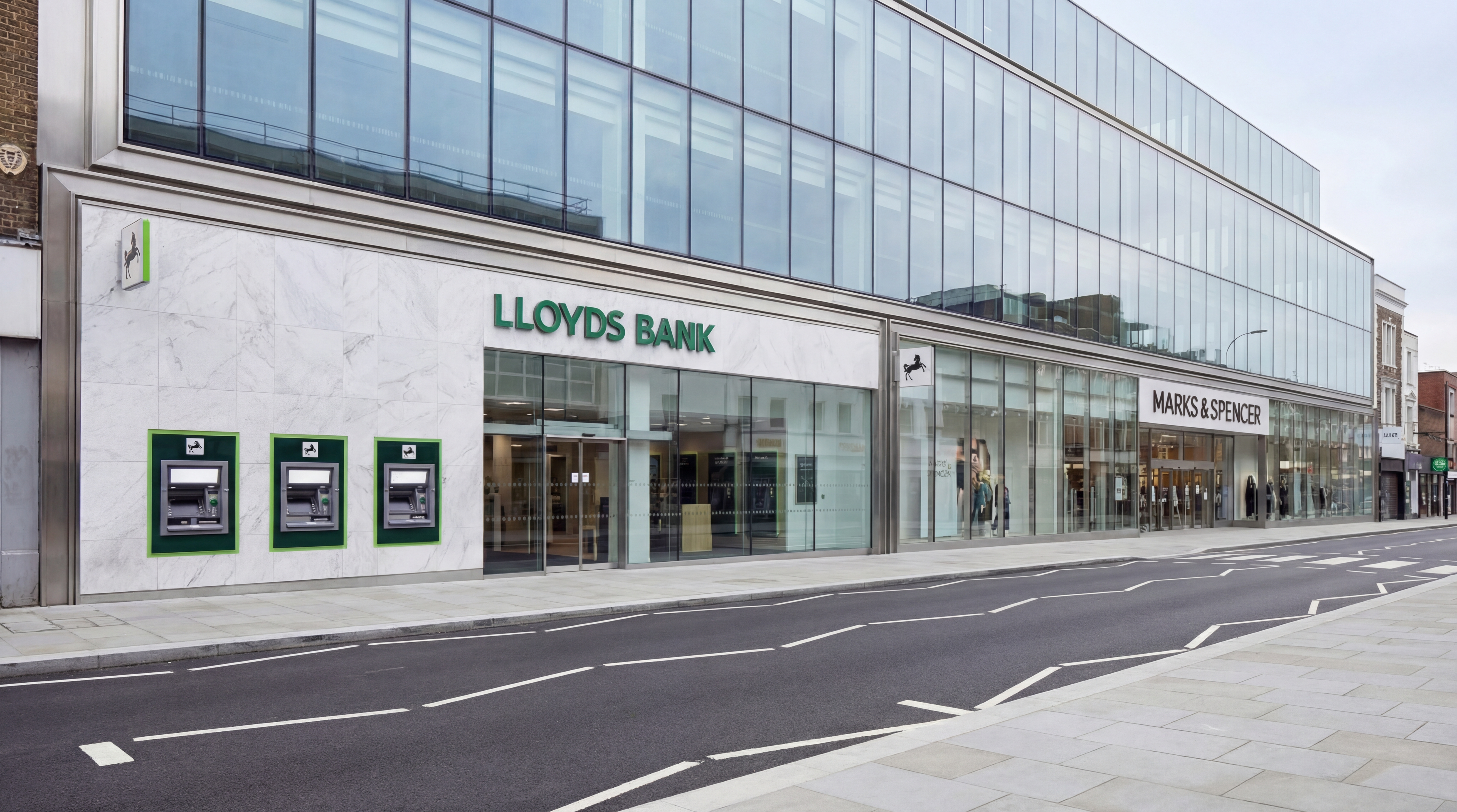 this-is-the-lloyds-bank-and-marks-and-spencer-wsi4n8ww47-2