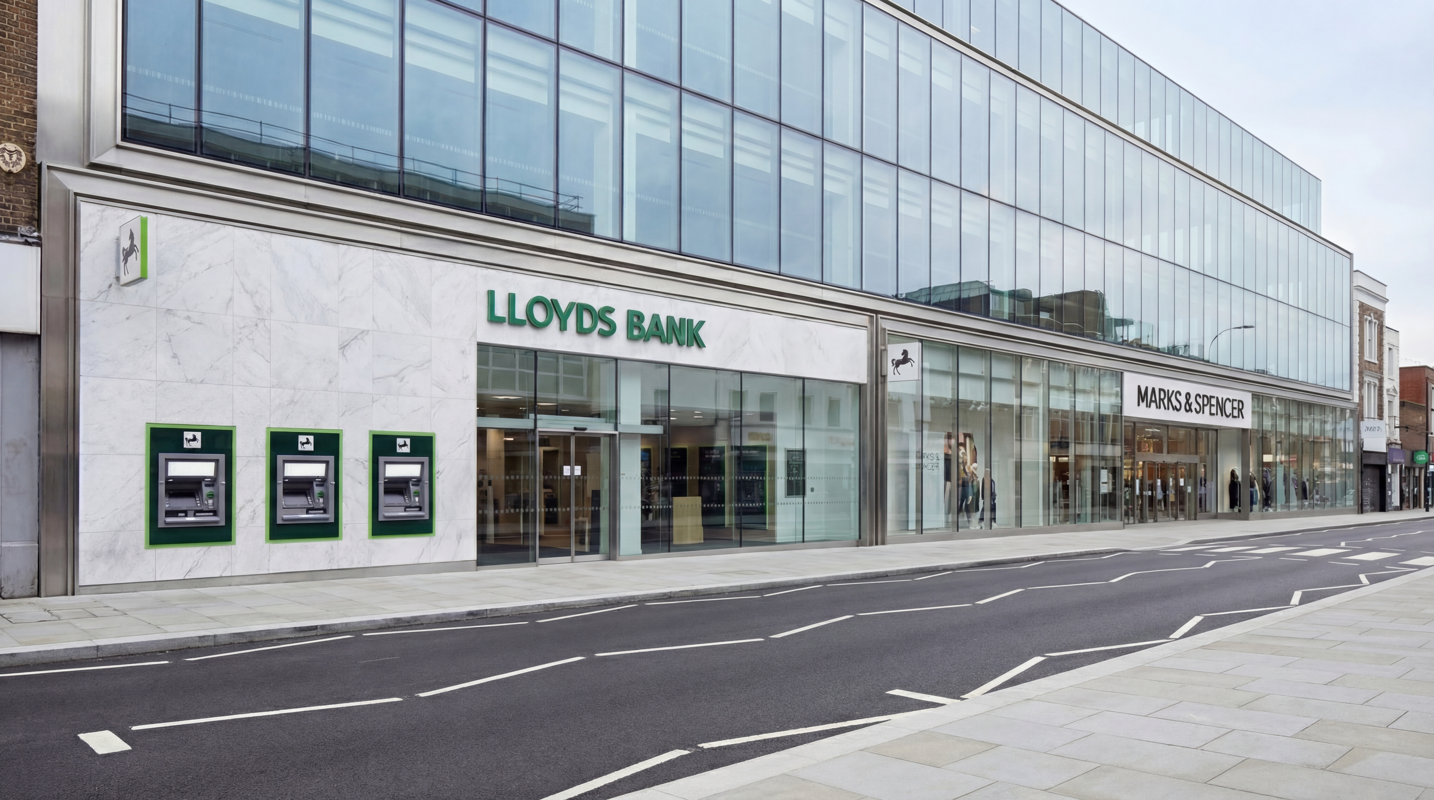 this-is-the-lloyds-bank-and-marks-and-spencer-wsi4n8ww47-3