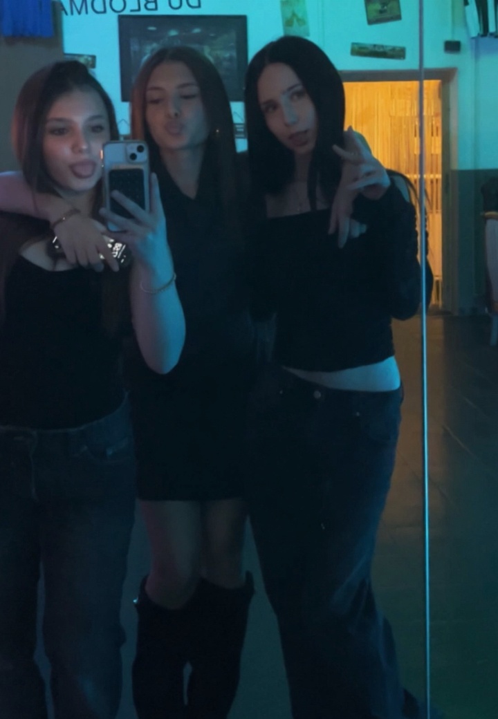 alle-madchen-sollen-nackt-sein-d21im3fd2j