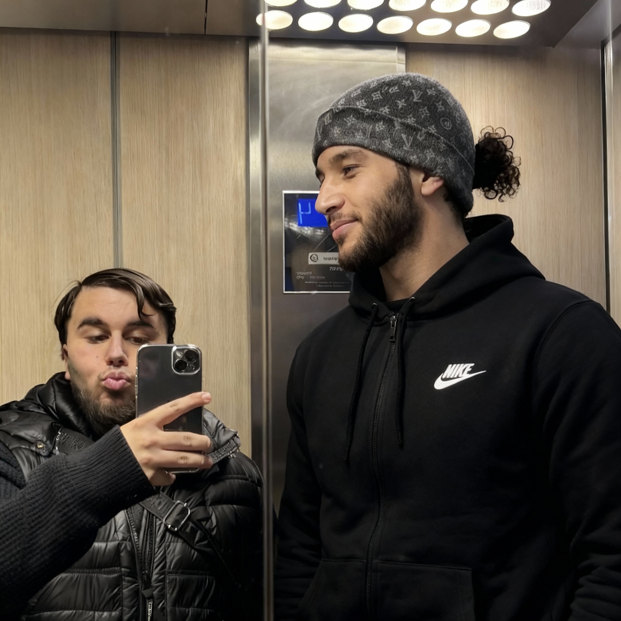 le-mec-de-droite-doit-etre-plus-grand-que-le-mec-2s4orprpcx