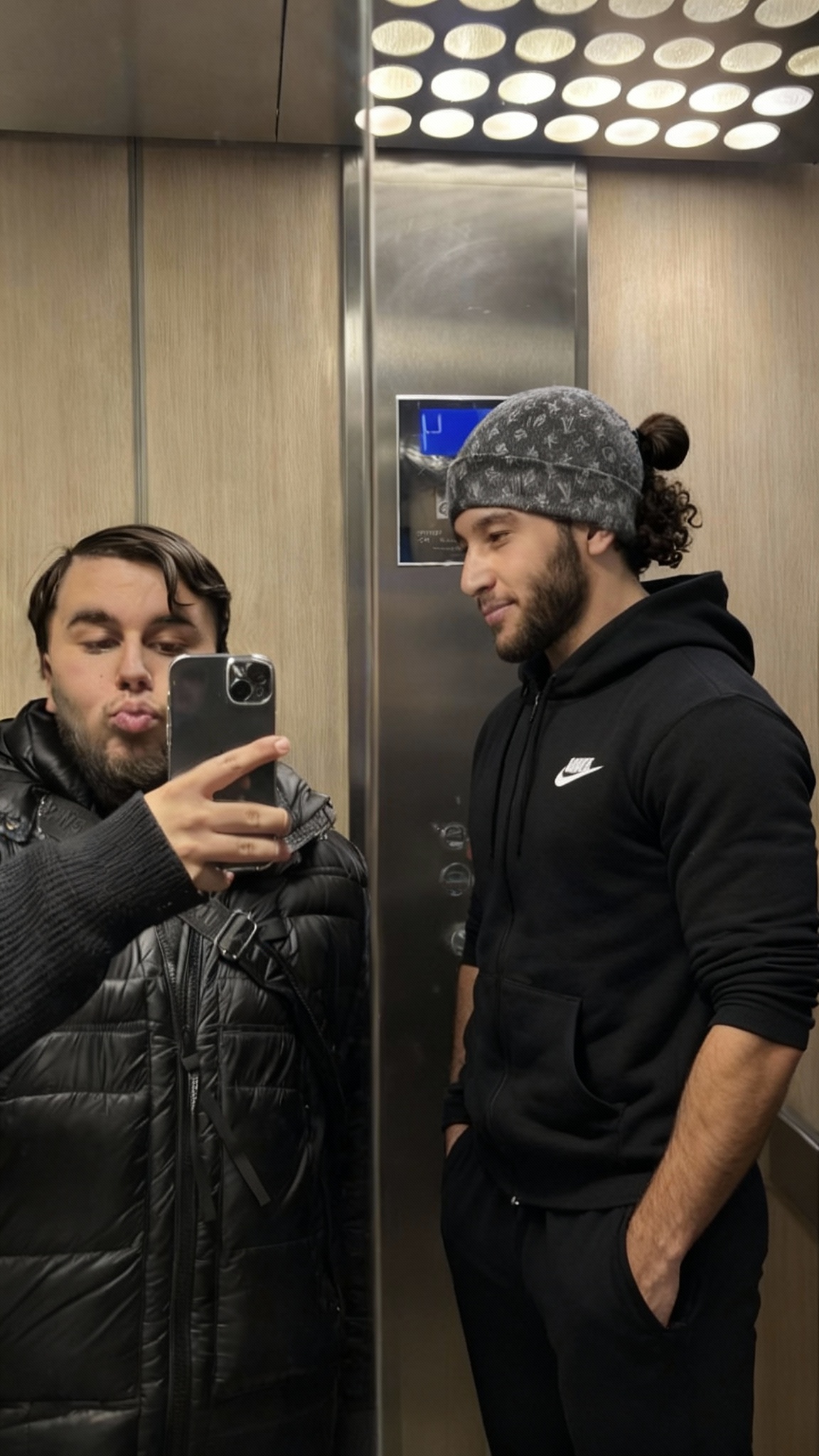 le-mec-de-droite-doit-etre-plus-grand-que-le-mec-yfidx18p8s