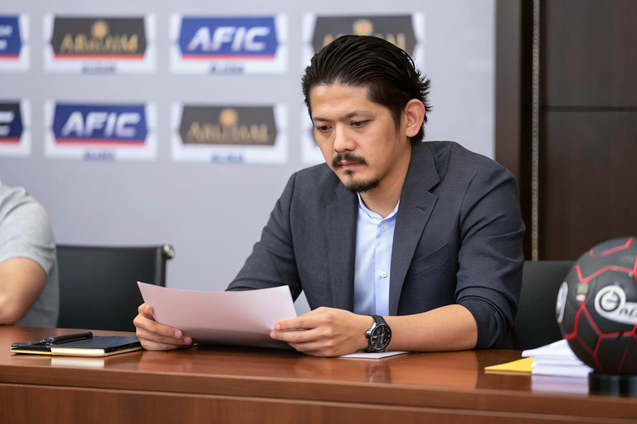 aryd-mn-htha-alshkhs-an-yrtdy-bdlh-gf9bw6lpwl