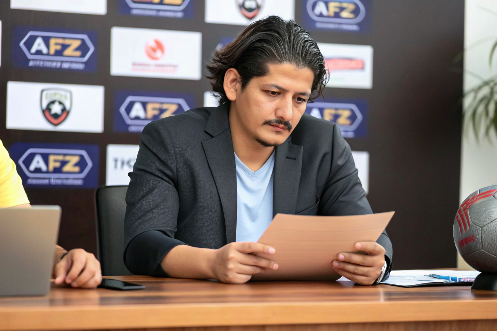 aryd-mn-htha-alshkhs-an-yrtdy-bdlh-hjzgea7axu