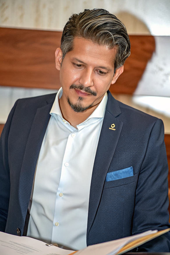 aryd-mn-htha-alshkhs-an-yrtdy-bdlh-yxv2uvm2c3