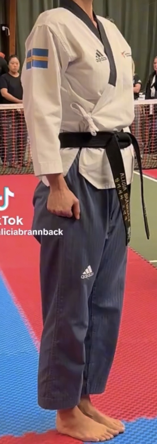 erstelle-ein-bild-auf-dem-man-die-fusssohlen-sieht-ux4e21x3v