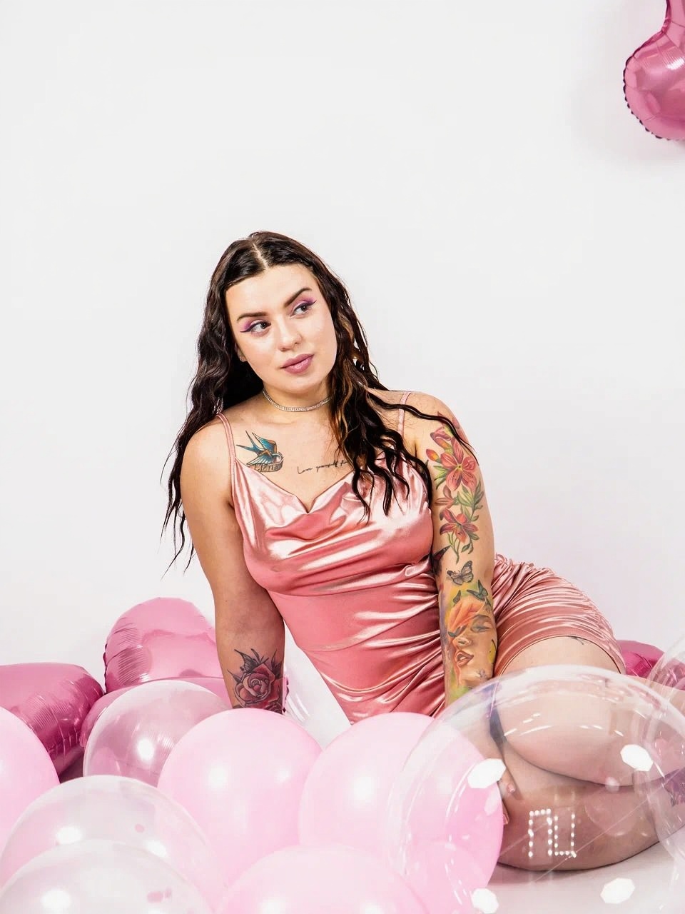 devushka-s-bolshoj-grudyu-i-pyshnymi-bedrami-v-wtfr896j9n