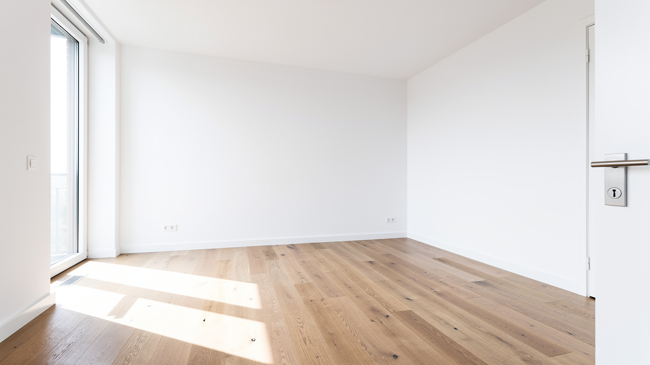 Świeżo pomalowane ściany i nowa podłoga drewniana w mieszkaniu