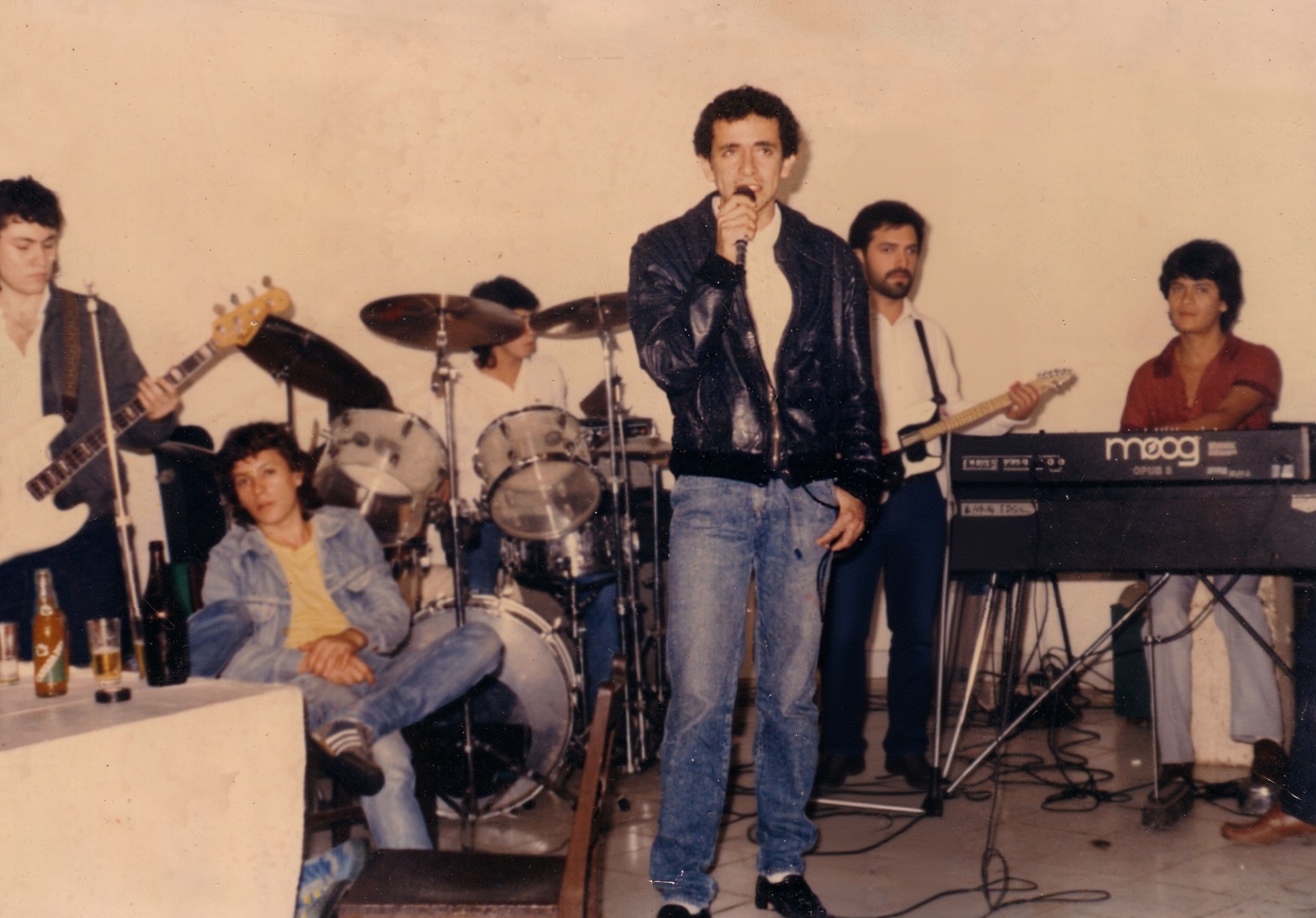 edit-the-image-with-only-one-modification-identify-g7w7d1t2s