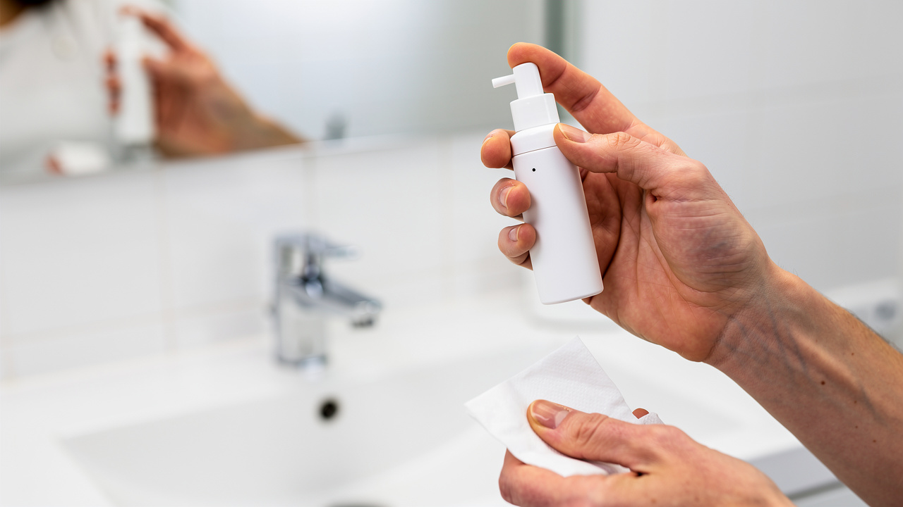 Correct nasal spray usage technique demonstration