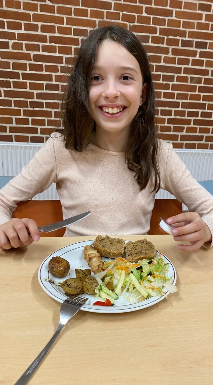 her-bra-is-visible-through-the-fabric-jut3sqs86i