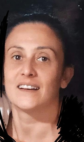 creami-nuda-in-ginocchio-con-una-sesta-di-seno-8pto53hohw