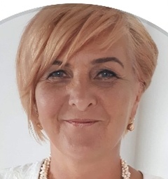 buty-po-kolana-na-obcasie-mini-spodniczka-siedzi-9xi86b92sj