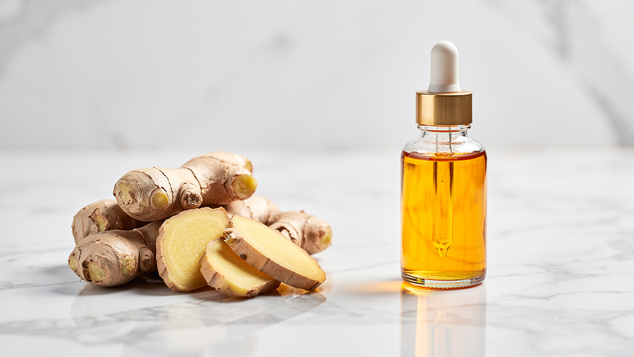 Fresh ginger and concentrated extract side by side