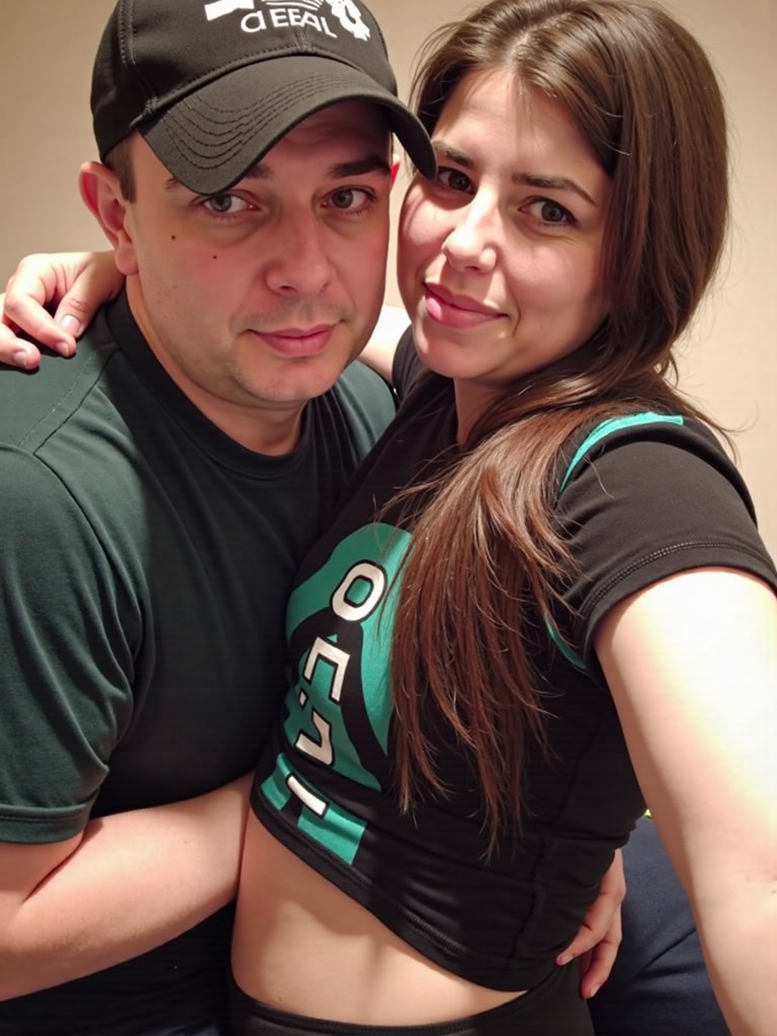 das-ehepaar-umarmt-sich-auf-dem-king-size-ehebett-hqyr1ksc05