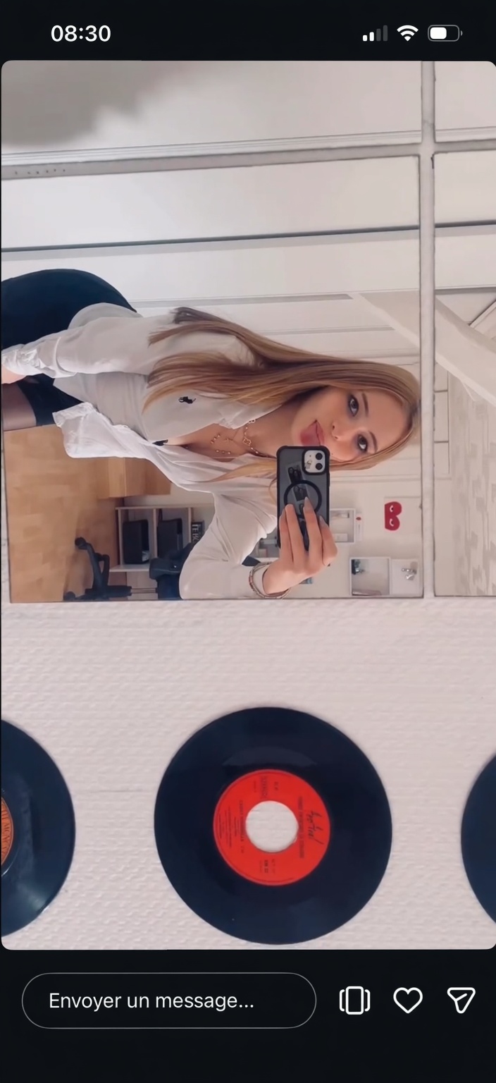 enleve-son-haut-quon-puisse-voir-sa-poitrine-en-xxew6c62v4