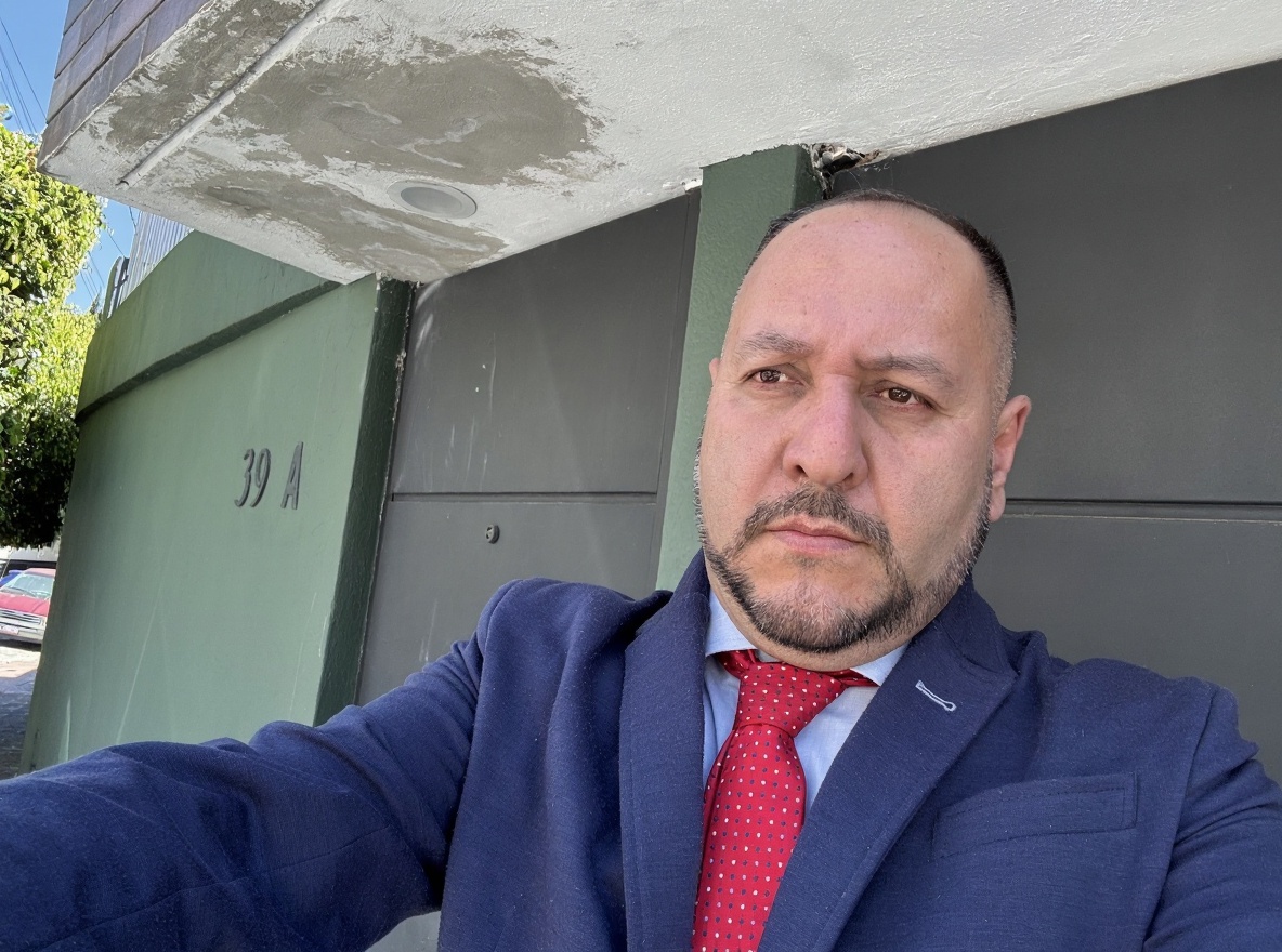 este-chico-cerrando-negocios-con-otras-personas-en-e8jgs8tml