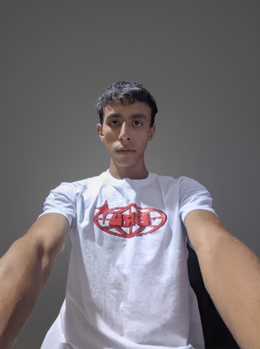 faca-ele-bombado-com-bracos-cruzados-e-olp1u6faz7