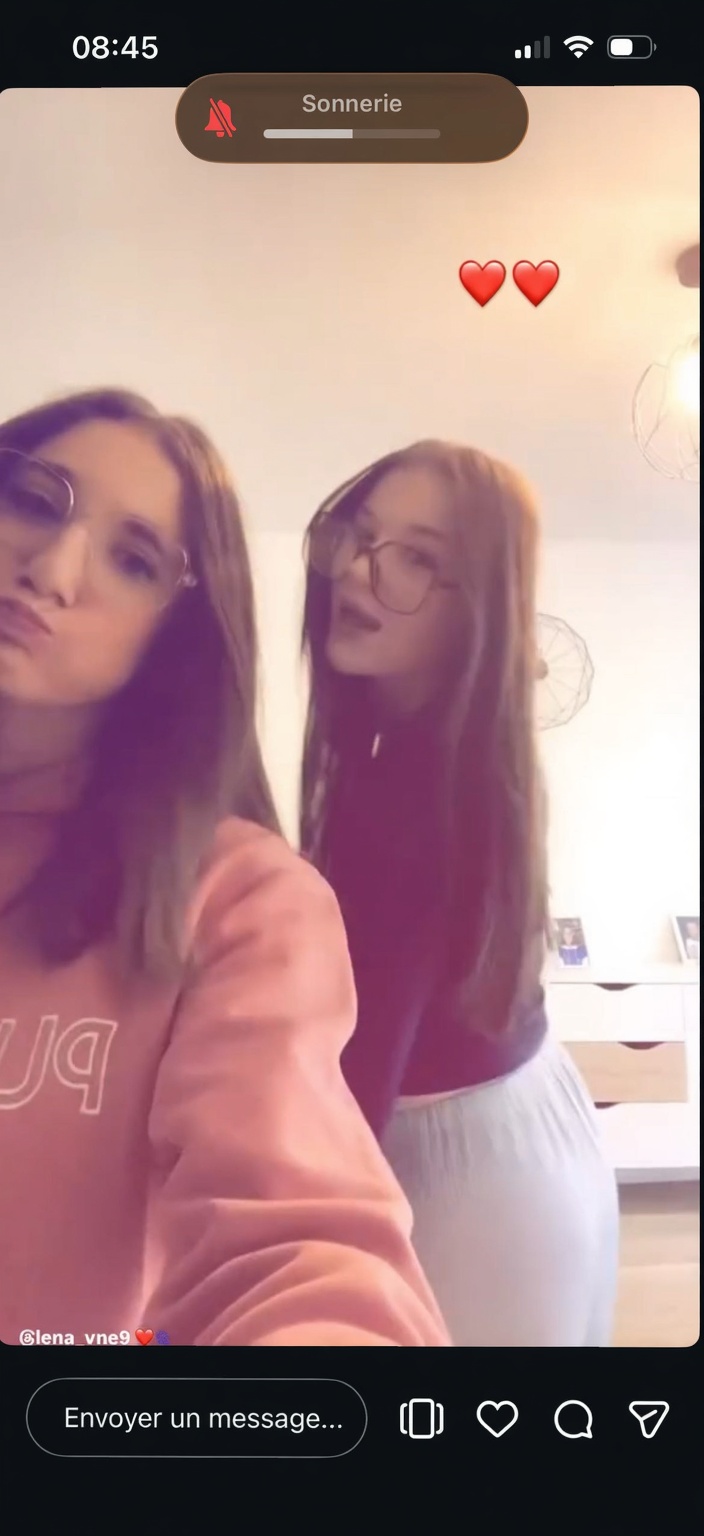 la-fille-a-droite-tu-lui-enleves-son-pantalon-bleu-rdk6vt3ew