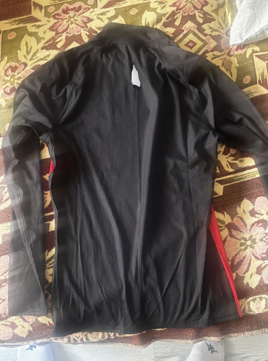 create-a-very-small-subtle-tear-along-the-center-pno5jvcwvi