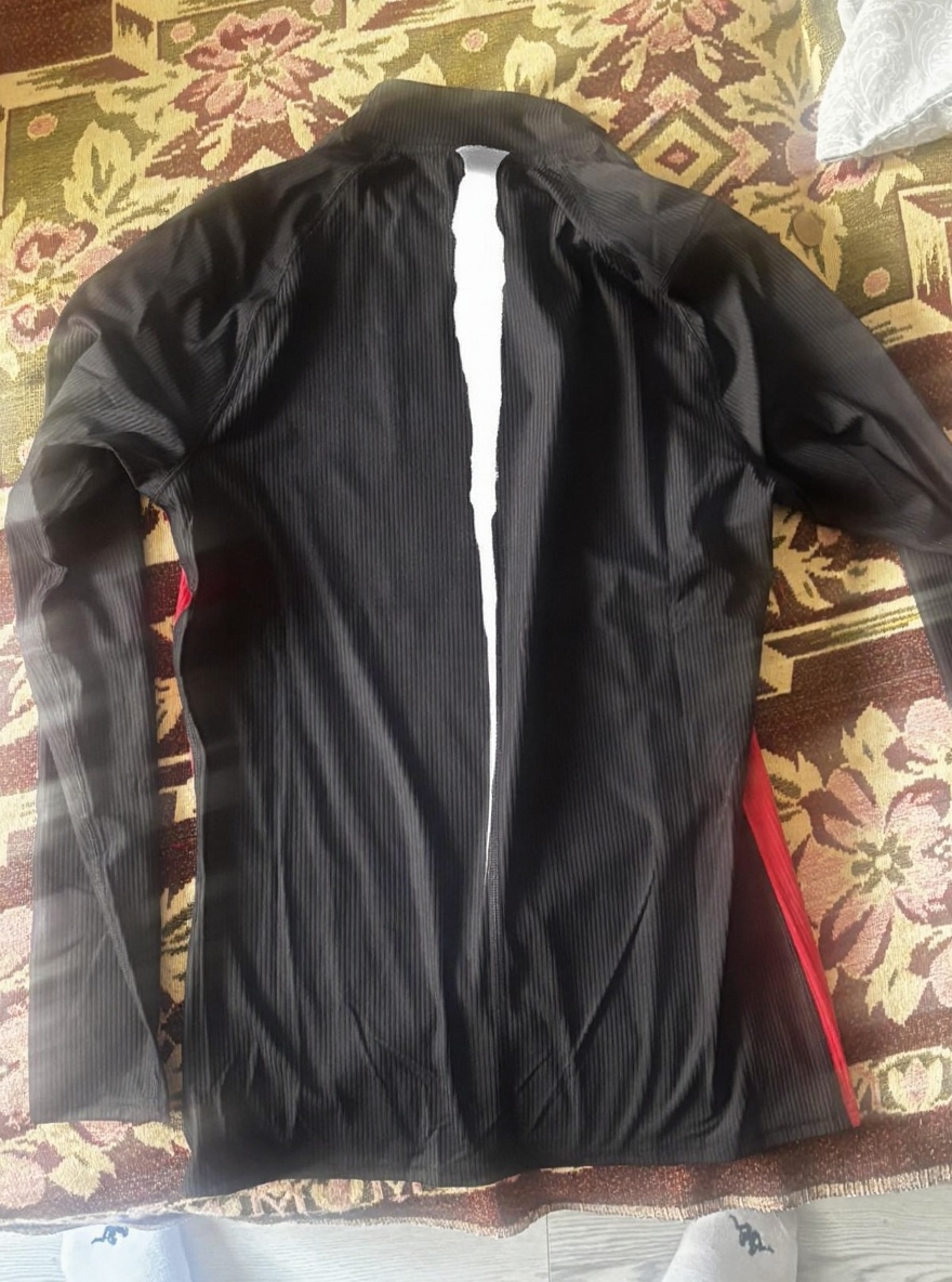 create-a-small-vertical-tear-along-the-seam-at-the-17znj3fi9