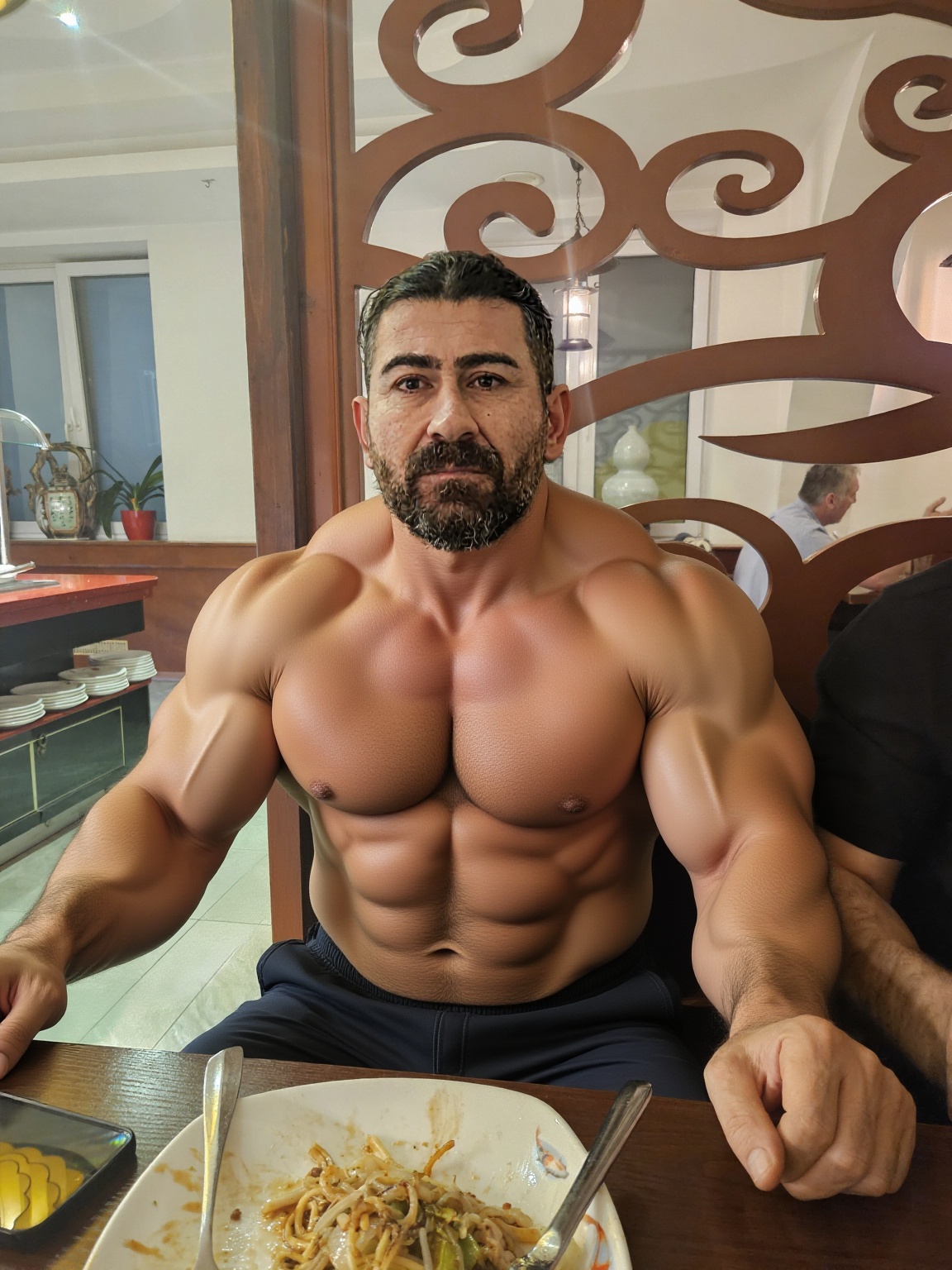 ein-bodybuilder-mit-vielen-muskeln-vfthq32to5