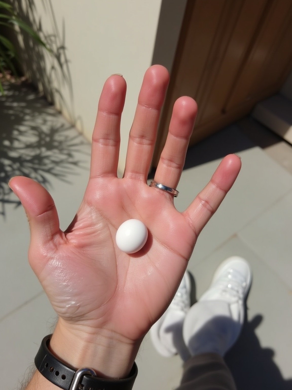 coloque-um-ovo-de-pascoa-nesta-mao-de-forma-jnphsljd4q