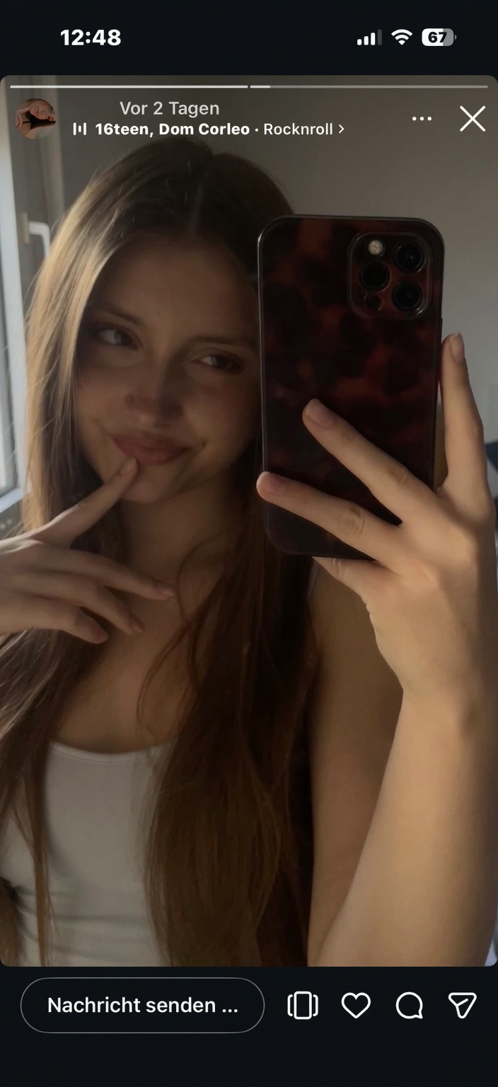 she-with-no-top-on-ertqisgsur